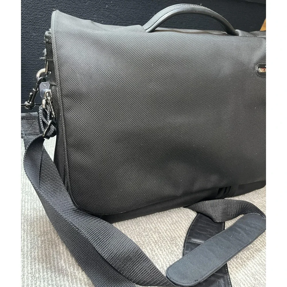 TUMI Messenger Bag Black Nylon Laptop Briefcase Mens Expandable Shoulder 18
